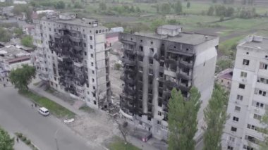 Bu stok videosu Ukrayna 'daki savaşı gösteriyor. Borodyanka, Bucha bölgesindeki harap olmuş bir bina. Gri, renksiz, düz.