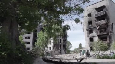 Bu stok videosu Ukrayna 'daki savaşı gösteriyor. Borodyanka, Bucha bölgesindeki harap olmuş bir bina. Gri, renksiz, düz.