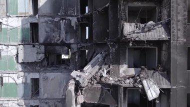 Bu stok videosu Ukrayna 'daki savaşı gösteriyor. Borodyanka, Bucha bölgesindeki harap olmuş bir bina. Gri, renksiz, düz.