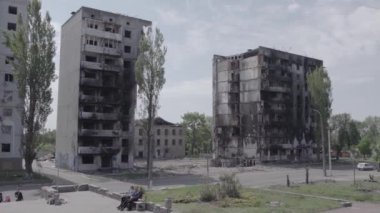 Bu stok videosu Ukrayna 'daki savaşı gösteriyor. Borodyanka, Bucha bölgesindeki harap olmuş bir bina. Gri, renksiz, düz.