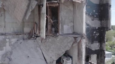 Bu stok videosu Ukrayna 'daki savaşı gösteriyor. Borodyanka, Bucha bölgesindeki harap olmuş bir bina. Gri, renksiz, düz.
