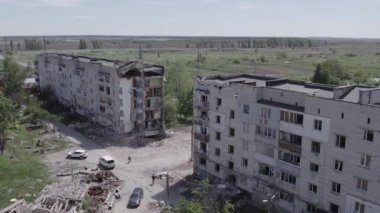 Bu stok videosu Ukrayna 'daki savaşı gösteriyor. Borodyanka, Bucha bölgesindeki harap olmuş bir bina. Gri, renksiz, düz.