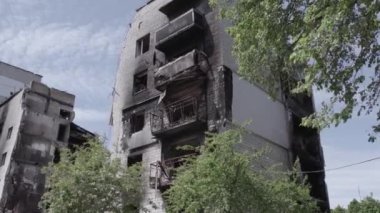 Bu stok videosu Ukrayna 'daki savaşı gösteriyor. Borodyanka, Bucha bölgesindeki harap olmuş bir bina. Gri, renksiz, düz.