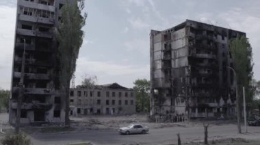 Bu stok videosu Ukrayna 'daki savaşı gösteriyor. Borodyanka, Bucha bölgesindeki harap olmuş bir bina. Gri, renksiz, düz.