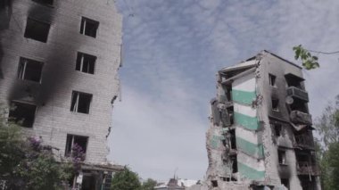 Bu stok videosu Ukrayna 'daki savaşı gösteriyor. Borodyanka, Bucha bölgesindeki harap olmuş bir bina. Gri, renksiz, düz.