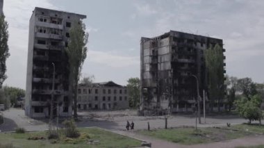 Bu stok videosu Ukrayna 'daki savaşı gösteriyor. Borodyanka, Bucha bölgesindeki harap olmuş bir bina. Gri, renksiz, düz.