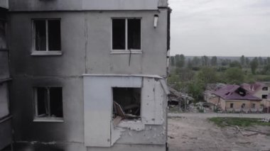 Bu stok videosu Ukrayna 'daki savaşı gösteriyor. Borodyanka, Bucha bölgesindeki harap olmuş bir bina. Gri, renksiz, düz.