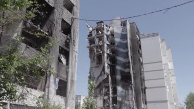 Bu stok videosu Ukrayna 'daki savaşı gösteriyor. Borodyanka, Bucha bölgesindeki harap olmuş bir bina. Gri, renksiz, düz.