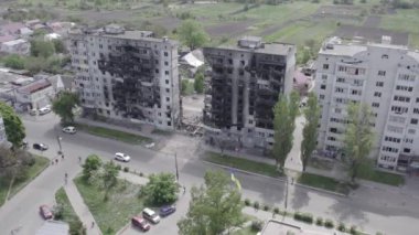 Bu stok videosu Ukrayna 'daki savaşı gösteriyor. Borodyanka, Bucha bölgesindeki harap olmuş bir bina. Gri, renksiz, düz.