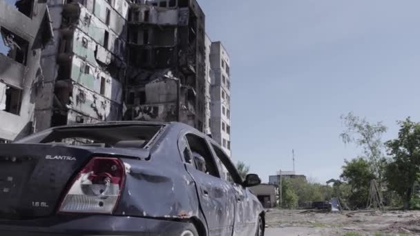 このストックビデオは ウクライナでの戦争を示しています ボロディアンカ ブチャ地区 グレー 色なし フラットの破壊された住宅ビル — ストック動画