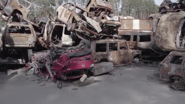 このストックビデオでは イルピン ブチャ地区 グレー フラット 無色のショットと燃焼車のダンプを示しています — ストック動画