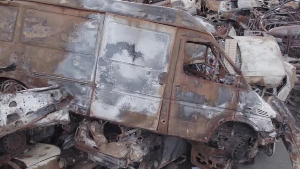 这段录像显示 在Bucha区的Irpin 一辆被枪击和烧毁的汽车的垃圾堆 没有颜色 — 图库视频影像