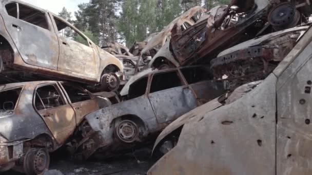 Video Irpin Bucha Bölgesinde Gri Düz Renksiz Yanmış Arabaları Gösteriyor — Stok video