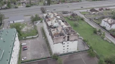 Bu video Stoyanka, Bucha, Ukrayna 'da savaştan zarar görmüş bir binayı gösteriyor.