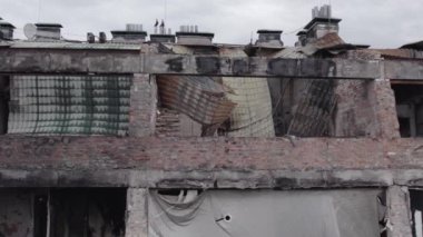 Bu video Stoyanka, Bucha, Ukrayna 'da savaştan zarar görmüş bir binayı gösteriyor.