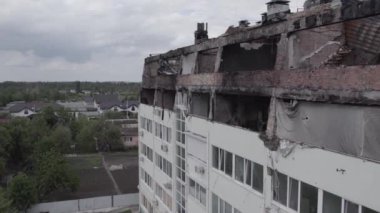 Bu video Stoyanka, Bucha, Ukrayna 'da savaştan zarar görmüş bir binayı gösteriyor.