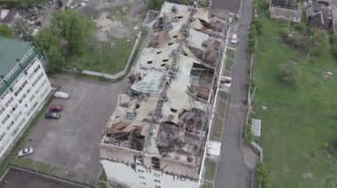 Bu video Stoyanka, Bucha, Ukrayna 'da savaştan zarar görmüş bir binayı gösteriyor.