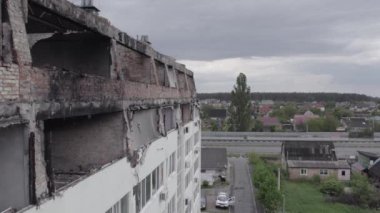 Bu video Stoyanka, Bucha, Ukrayna 'da savaştan zarar görmüş bir binayı gösteriyor.