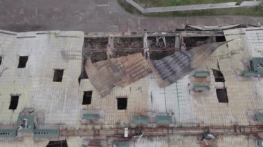 Bu video Stoyanka, Bucha, Ukrayna 'da savaştan zarar görmüş bir binayı gösteriyor.