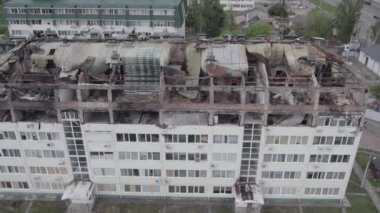 Bu video Stoyanka, Bucha, Ukrayna 'da savaştan zarar görmüş bir binayı gösteriyor.