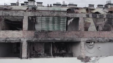 Bu video Stoyanka, Bucha, Ukrayna 'da savaştan zarar görmüş bir binayı gösteriyor.