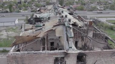 Bu video Stoyanka, Bucha, Ukrayna 'da savaştan zarar görmüş bir binayı gösteriyor.