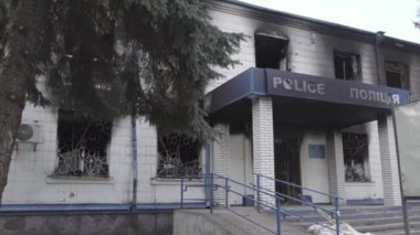 Bu stok videosu Ukrayna 'daki savaşın sonuçlarını gösteriyor. Borodyanka, Kyiv bölgesindeki polis karakolunun yıkılmış ve yanmış binası, gri, renksiz, düz.