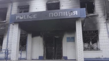Bu stok videosu Ukrayna 'daki savaşın sonuçlarını gösteriyor. Borodyanka, Kyiv bölgesindeki polis karakolunun yıkılmış ve yanmış binası, gri, renksiz, düz.