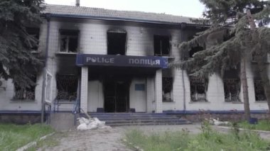 Bu stok videosu Ukrayna 'daki savaşın sonuçlarını gösteriyor. Borodyanka, Kyiv bölgesindeki polis karakolunun yıkılmış ve yanmış binası, gri, renksiz, düz.