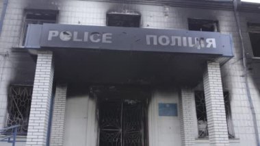 Bu stok videosu Ukrayna 'daki savaşın sonuçlarını gösteriyor. Borodyanka, Kyiv bölgesindeki polis karakolunun yıkılmış ve yanmış binası, gri, renksiz, düz.