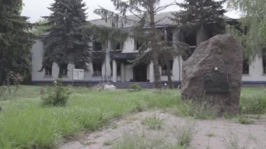 Bu stok videosu Ukrayna 'daki savaşın sonuçlarını gösteriyor. Borodyanka, Kyiv bölgesindeki polis karakolunun yıkılmış ve yanmış binası, gri, renksiz, düz.