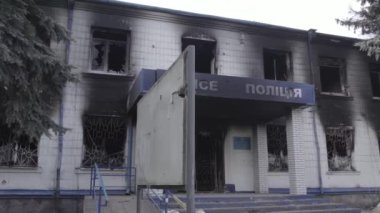 Bu stok videosu Ukrayna 'daki savaşın sonuçlarını gösteriyor. Borodyanka, Kyiv bölgesindeki polis karakolunun yıkılmış ve yanmış binası, gri, renksiz, düz.