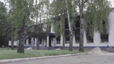 Bu stok videosu Ukrayna 'daki savaşın sonuçlarını gösteriyor. Borodyanka, Kyiv bölgesindeki polis karakolunun yıkılmış ve yanmış binası, gri, renksiz, düz.