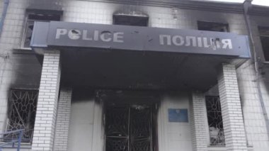 Bu stok videosu Ukrayna 'daki savaşın sonuçlarını gösteriyor. Borodyanka, Kyiv bölgesindeki polis karakolunun yıkılmış ve yanmış binası, gri, renksiz, düz.