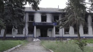 Bu stok videosu Ukrayna 'daki savaşın sonuçlarını gösteriyor. Borodyanka, Kyiv bölgesindeki polis karakolunun yıkılmış ve yanmış binası, gri, renksiz, düz.