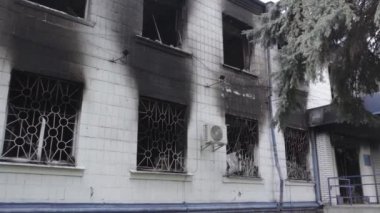 Bu stok videosu Ukrayna 'daki savaşın sonuçlarını gösteriyor. Borodyanka, Kyiv bölgesindeki polis karakolunun yıkılmış ve yanmış binası, gri, renksiz, düz.