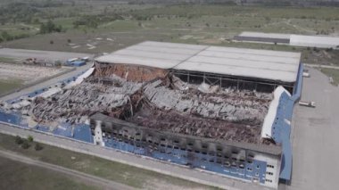 Bu stok görüntüsü savaş sırasında Bucha, Ukrayna 'da yok olan bir depoyu gösteriyor. Gri, renksiz, düz..