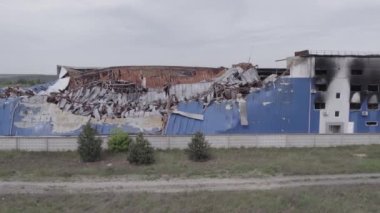 Bu stok görüntüsü savaş sırasında Bucha, Ukrayna 'da yok olan bir depoyu gösteriyor. Gri, renksiz, düz..