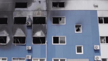 Bu stok görüntüsü savaş sırasında Bucha, Ukrayna 'da yok olan bir depoyu gösteriyor. Gri, renksiz, düz..