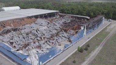 Bu stok görüntüsü savaş sırasında Bucha, Ukrayna 'da yok olan bir depoyu gösteriyor. Gri, renksiz, düz..