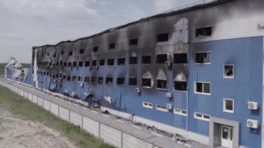 Bu stok görüntüsü savaş sırasında Bucha, Ukrayna 'da yok olan bir depoyu gösteriyor. Gri, renksiz, düz..
