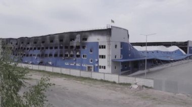 Bu stok görüntüsü savaş sırasında Bucha, Ukrayna 'da yok olan bir depoyu gösteriyor. Gri, renksiz, düz..