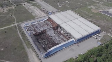Bu stok görüntüsü savaş sırasında Bucha, Ukrayna 'da yok olan bir depoyu gösteriyor. Gri, renksiz, düz..