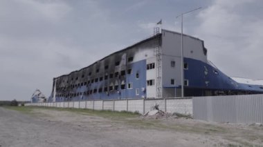 Bu stok görüntüsü savaş sırasında Bucha, Ukrayna 'da yok olan bir depoyu gösteriyor. Gri, renksiz, düz..