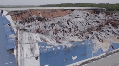 Bu stok görüntüsü savaş sırasında Bucha, Ukrayna 'da yok olan bir depoyu gösteriyor. Gri, renksiz, düz..