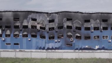 Bu stok görüntüsü savaş sırasında Bucha, Ukrayna 'da yok olan bir depoyu gösteriyor. Gri, renksiz, düz..