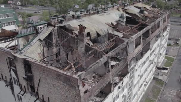 Video Stoyanka Bucha Ukrayna Savaştan Zarar Görmüş Bir Binayı Gösteriyor — Stok video