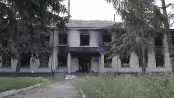 このストックビデオは ウクライナでの戦争の余波を示しています ボロディアンカ キエフ地域の警察署の破壊され焼かれた建物 フラット — ストック動画