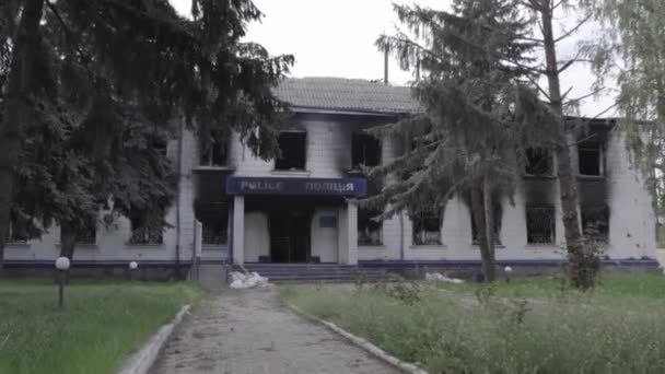 这段录像展示了乌克兰战争的后果 基辅地区Borodyanka警察局被摧毁和烧毁的建筑 灰蒙蒙的 没有色彩的 平坦的 — 图库视频影像