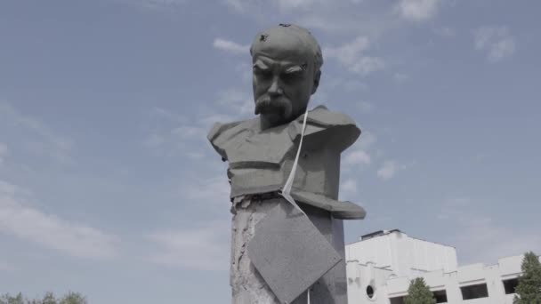 这段录像展示了战争期间乌克兰博罗丹卡的塔拉斯舍甫琴科纪念碑 没有颜色 — 图库视频影像